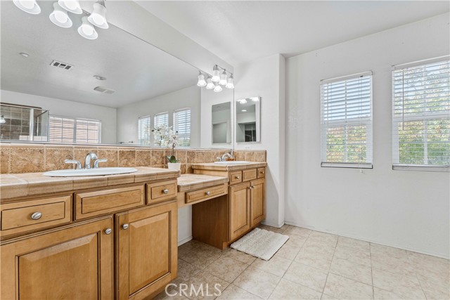 15601 N Peak Lane, Fontana CA: https://media.crmls.org/medias/133b802d-b8b1-4b3a-af93-24c1c630c5ea.jpg