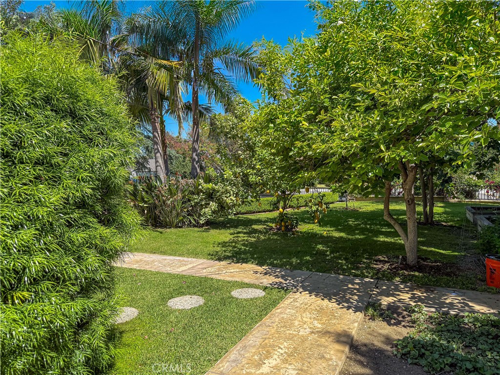 https://media.crmls.org/medias/133cff34-d6e1-44ae-baf1-4c5386b06927.jpg?preset=X-Large
