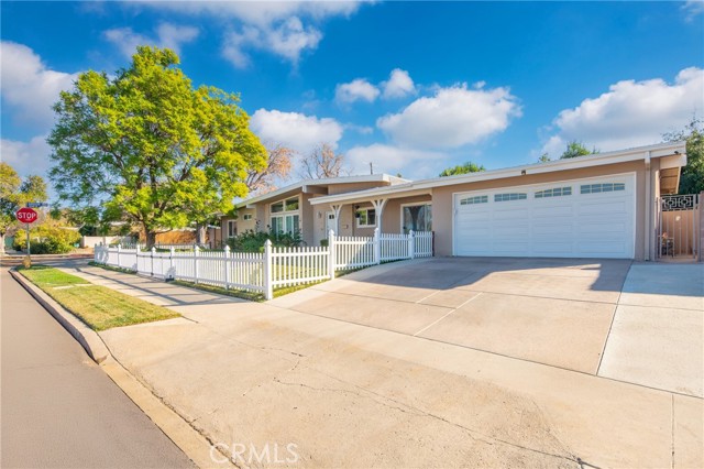 Detail Gallery Image 4 of 31 For 23000 Brenford Street, Woodland Hills,  CA 91364 - 4 Beds | 4 Baths