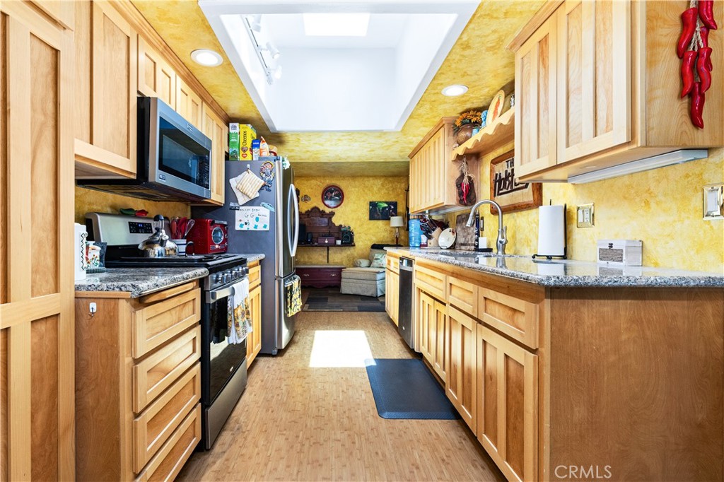 https://media.crmls.org/medias/13412369-d176-4e39-8eae-00d0d40f2b17.jpg?preset=X-Large