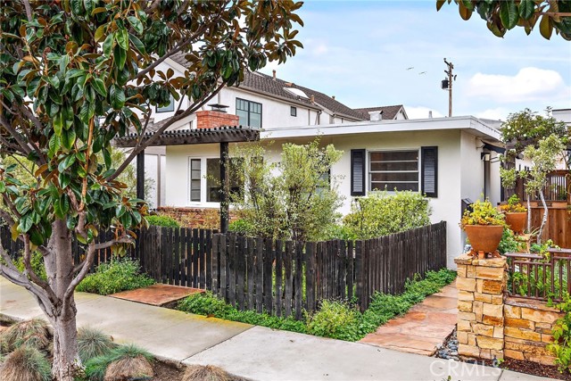 413 Dahlia Avenue, Corona del Mar CA: https://media.crmls.org/medias/1342a637-b0e5-4170-b085-a82d5b8bfff8.jpg