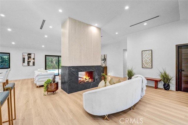 6847 Katherine, Van Nuys CA: https://media.crmls.org/medias/13469372-d205-4254-bdea-8fdf6f4fc24f.jpg