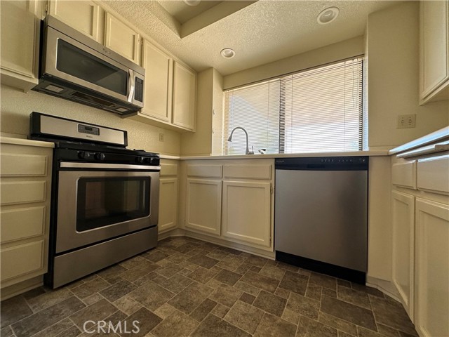 Detail Gallery Image 6 of 14 For 10581 Sunburst Dr, Rancho Cucamonga,  CA 91730 - 3 Beds | 2 Baths