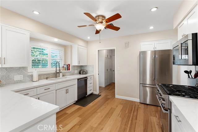 Detail Gallery Image 14 of 46 For 23642 Oxnard St, Woodland Hills,  CA 91367 - 3 Beds | 3 Baths
