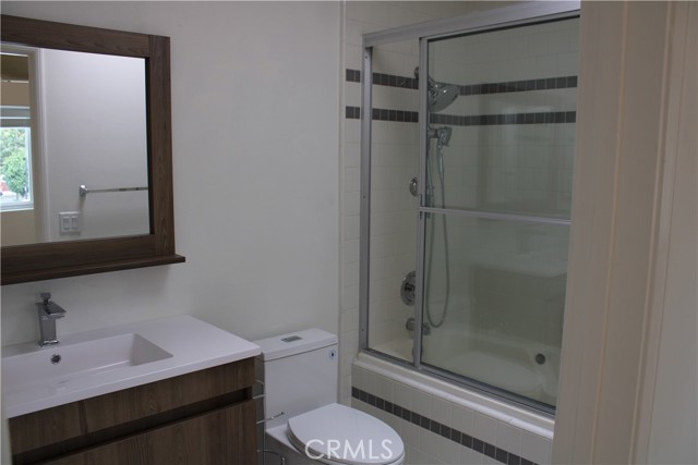 Detail Gallery Image 7 of 14 For 5145 Yarmouth, Encino,  CA 91436 - 2 Beds | 3 Baths