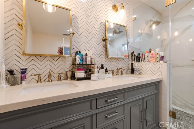22410 Collins Street, Woodland Hills CA: https://media.crmls.org/medias/134c6dfc-6ba6-47fa-8239-283e64a20d6c.jpg