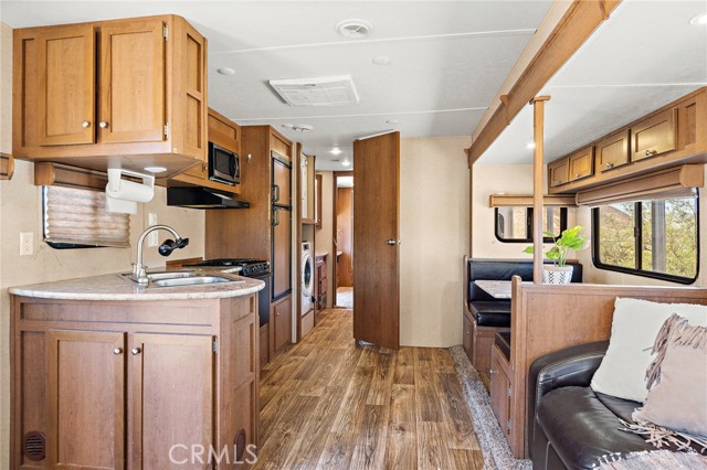 Detail Gallery Image 5 of 35 For 1111 Saratoga, Pioneertown,  CA 92268 - 1 Beds | 1 Baths