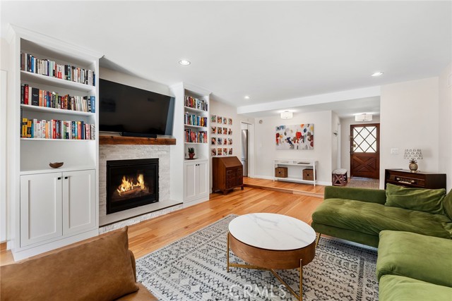 23642 Oxnard Street, Woodland Hills CA: https://media.crmls.org/medias/134d9aad-88f2-43f8-9c48-43b26c887bd0.jpg
