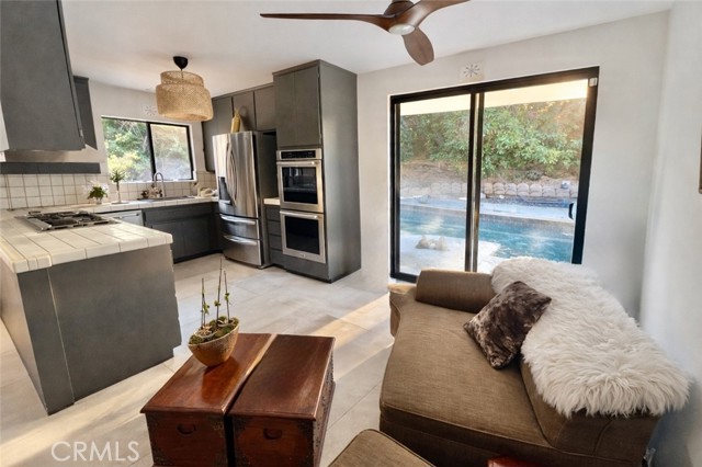 Detail Gallery Image 16 of 25 For 4709 Dunman, Woodland Hills,  CA 91364 - 5 Beds | 3 Baths