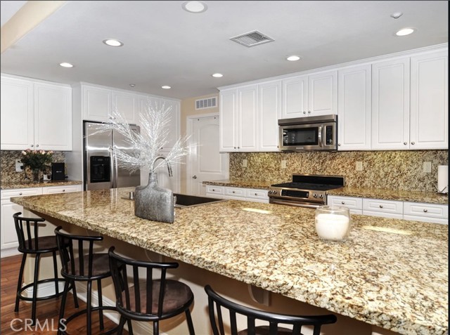 Detail Gallery Image 3 of 12 For 135 Pathway, Irvine,  CA 92618 - 2 Beds | 2 Baths