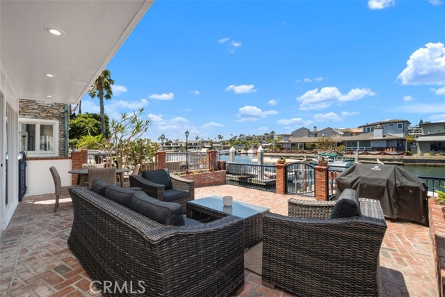 Detail Gallery Image 4 of 43 For 3810 Channel Pl, Newport Beach,  CA 92663 - 3 Beds | 2/1 Baths
