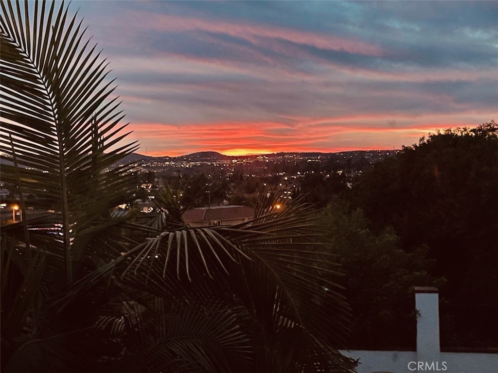 https://media.crmls.org/medias/135a1f6c-c703-4939-82d4-3b102dd7fd35.jpg?preset=X-Large