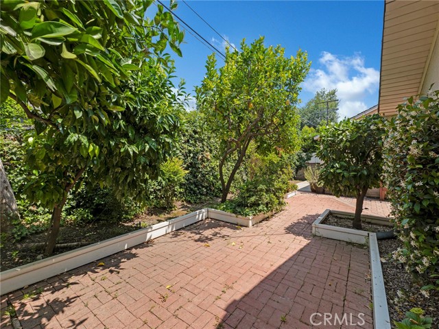 4854 Ranchito Avenue, Sherman Oaks CA: https://media.crmls.org/medias/135ccf97-bec1-4aff-8765-86e474a4dcf1.jpg