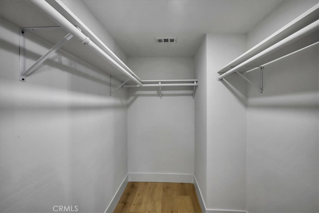 https://media.crmls.org/medias/135d75e3-bd90-4a17-bd7e-ee037df23b3e.jpg?preset=X-Large