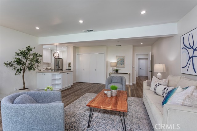 2219 W Clark Avenue, Burbank CA: https://media.crmls.org/medias/135fc14e-22b1-4821-a368-c141806dadbd.jpg