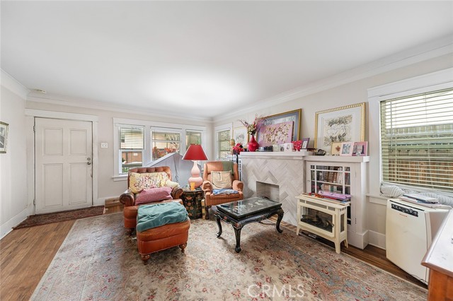 905 Gardenia Avenue, Long Beach CA: https://media.crmls.org/medias/136047cc-3ce2-4554-a9a6-eab5b242a4da.jpg