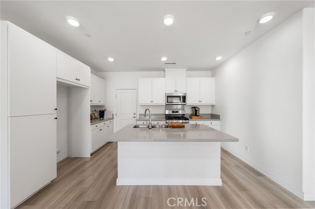 15901 Stresa Lane, Fontana CA: https://media.crmls.org/medias/1360d0c1-4527-4eea-ba17-ca5eb339465e.jpg