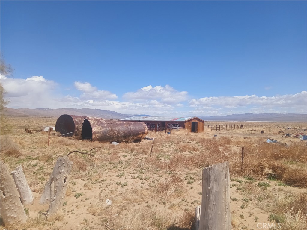 https://media.crmls.org/medias/1360e519-0ead-4262-9c01-e67312cdea60.jpg?preset=X-Large
