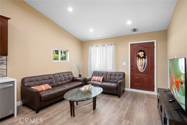 13988 Raven Street, Sylmar CA: https://media.crmls.org/medias/1364194e-51c9-45e4-8532-c36b3fd2ffda.jpg