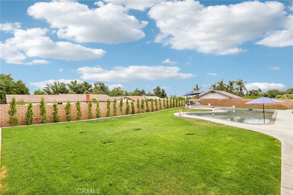 https://media.crmls.org/medias/1364614d-f741-49d4-86ca-16cc65e5683d.jpg?preset=X-Large