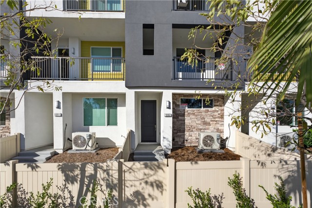 Detail Gallery Image 2 of 39 For 1093 N Harbor Bld, Anaheim,  CA 92801 - 3 Beds | 3 Baths