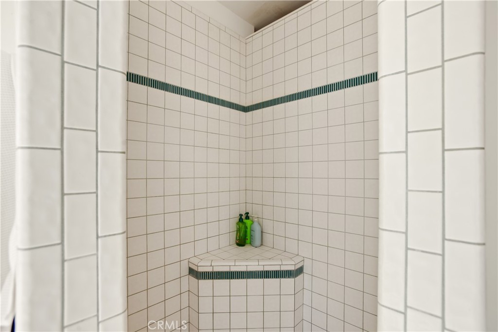 https://media.crmls.org/medias/1367cac1-8275-429e-b2f4-886c2dc86dbf.jpg?preset=X-Large