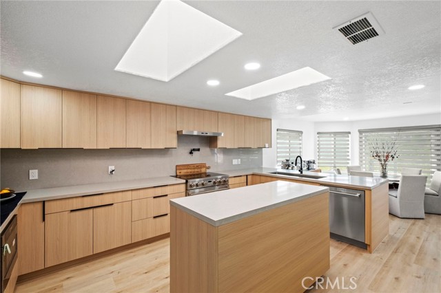 Detail Gallery Image 12 of 67 For 22731 Canyon Lake Dr, Canyon Lake,  CA 92587 - 4 Beds | 4 Baths