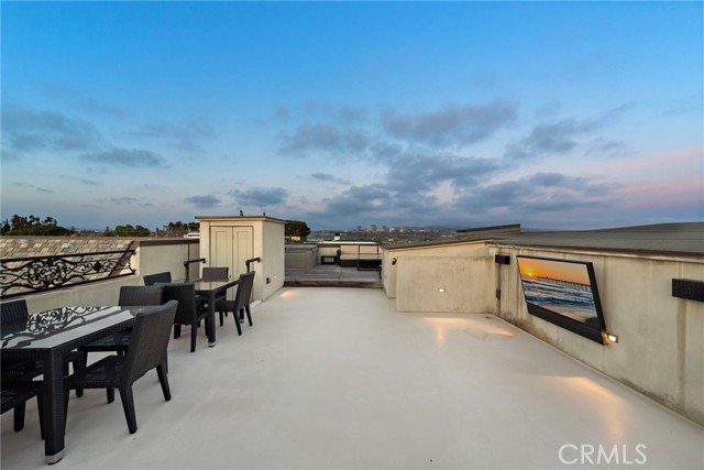 Detail Gallery Image 57 of 75 For 530 Kings Rd, Newport Beach,  CA 92663 - 5 Beds | 4/3 Baths