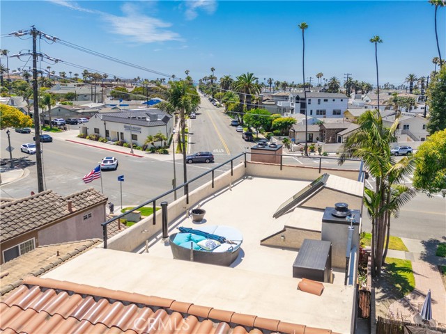 708 Main Street, Huntington Beach CA: https://media.crmls.org/medias/13716288-3869-458a-831b-c468c3665abf.jpg