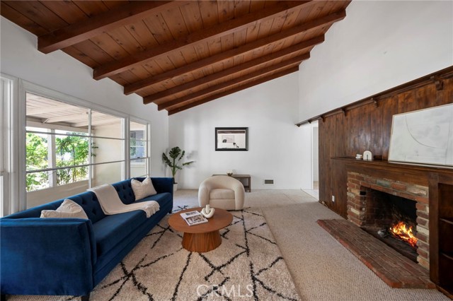 Detail Gallery Image 5 of 30 For 6820 Encino Ave, Van Nuys,  CA 91406 - 3 Beds | 2 Baths