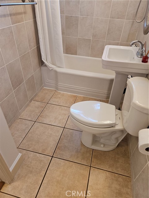 Detail Gallery Image 13 of 39 For 18237 Valley Vista Bld, Tarzana,  CA 91356 - 2 Beds | 1 Baths