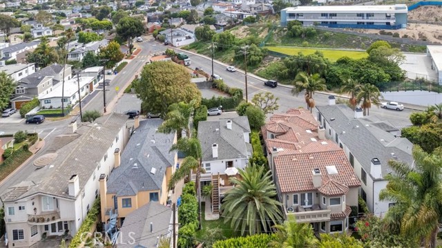 593 26th Street, Manhattan Beach, California 90266, 3 Bedrooms Bedrooms, ,2 BathroomsBathrooms,Residential,Sold,26th,SB22189948