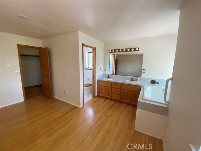 19232 N Shore Court, Hidden Valley Lake CA: https://media.crmls.org/medias/137c4579-fbd0-43c5-9230-191e45244918.jpg