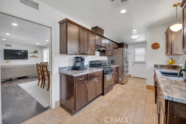Detail Gallery Image 12 of 36 For 10923 Haskell Ave, Granada Hills,  CA 91344 - 3 Beds | 2 Baths