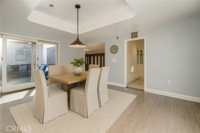 Virtual Staging of your dining room.