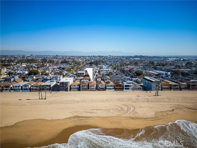 1207 Seal Way, Seal Beach CA: https://media.crmls.org/medias/13866382-3c7f-46d1-a567-333f6a485000.jpg