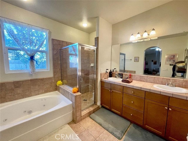 Detail Gallery Image 14 of 16 For 16143 Cyndi Ave, Kerman,  CA 93630 - 4 Beds | 3/1 Baths