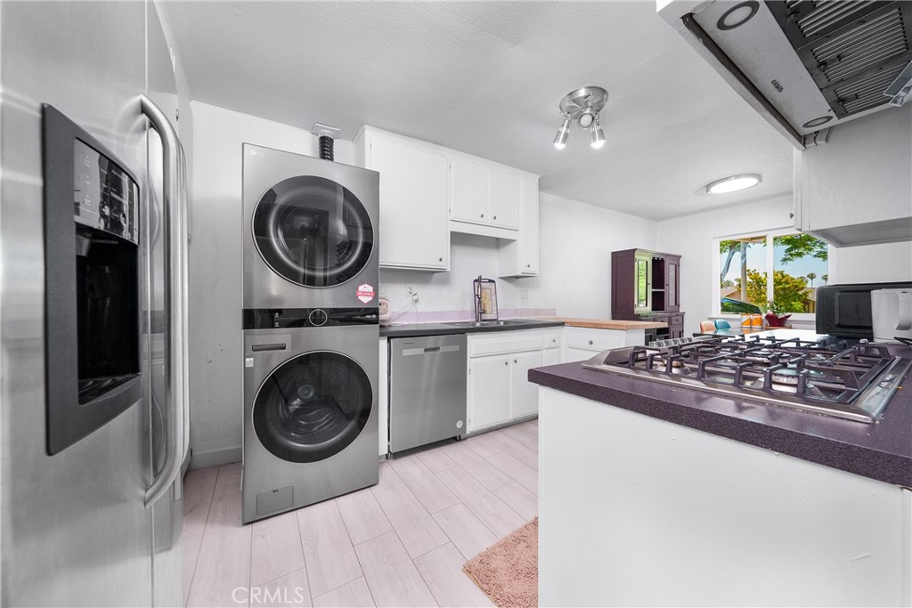 https://media.crmls.org/medias/13949e52-7db1-4886-be23-bed93d2dacc3.jpg?preset=X-Large