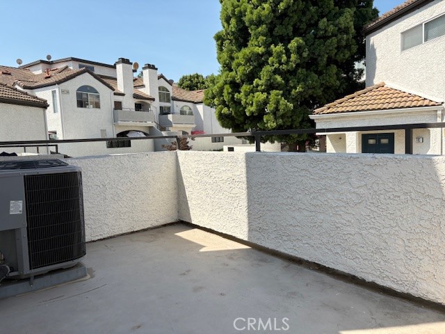 https://media.crmls.org/medias/139553f2-aa7f-48df-9cf5-3f04d9ea0f4d.jpg?preset=X-Large