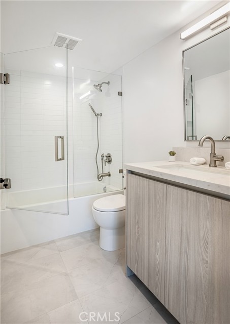 Detail Gallery Image 6 of 46 For 1569 Hi Point St, Los Angeles,  CA 90035 - 3 Beds | 3/1 Baths