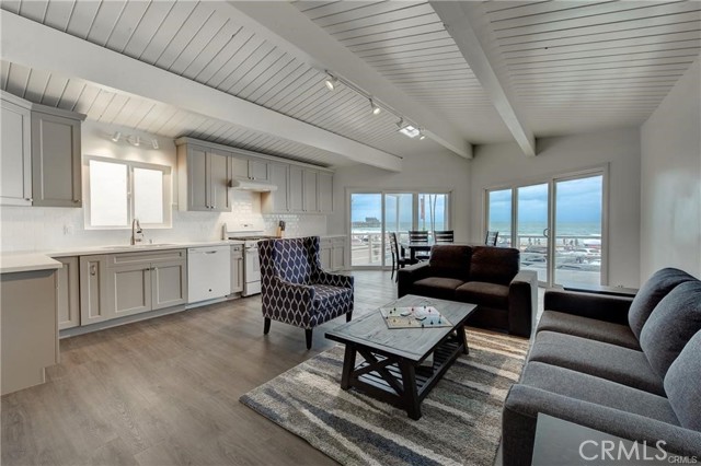 Detail Gallery Image 5 of 30 For 2206 W Oceanfront #B,  Newport Beach,  CA 92663 - 3 Beds | 2 Baths