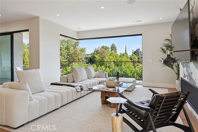 Detail Gallery Image 16 of 65 For 22268 Avenue San Luis, Woodland Hills,  CA 91364 - 5 Beds | 5/1 Baths