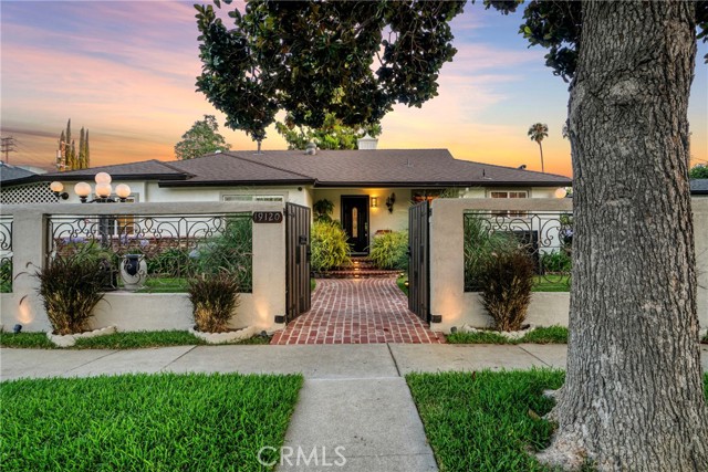 Detail Gallery Image 5 of 59 For 19120 Hartland St, Reseda,  CA 91335 - 5 Beds | 3 Baths