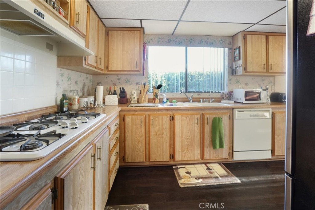 https://media.crmls.org/medias/139d60ee-b1d0-47b5-94bd-612517c279b3.jpg?preset=X-Large