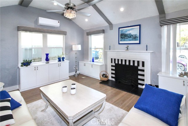 207 Santa Ana Avenue, Long Beach CA: https://media.crmls.org/medias/139de0ba-e896-4f60-9bf0-0553350e7e82.jpg