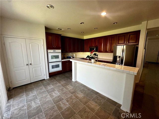 Detail Gallery Image 4 of 23 For 44320 Sundance Ct, Lancaster,  CA 93535 - 5 Beds | 3 Baths