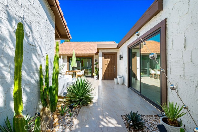 Detail Gallery Image 2 of 41 For 2355 S Gene Autry Trl #C,  Palm Springs,  CA 92264 - 3 Beds | 2 Baths