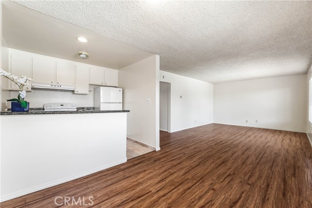 Detail Gallery Image 5 of 33 For 5530 Ackerfield Ave #206,  Long Beach,  CA 90805 - 2 Beds | 1 Baths