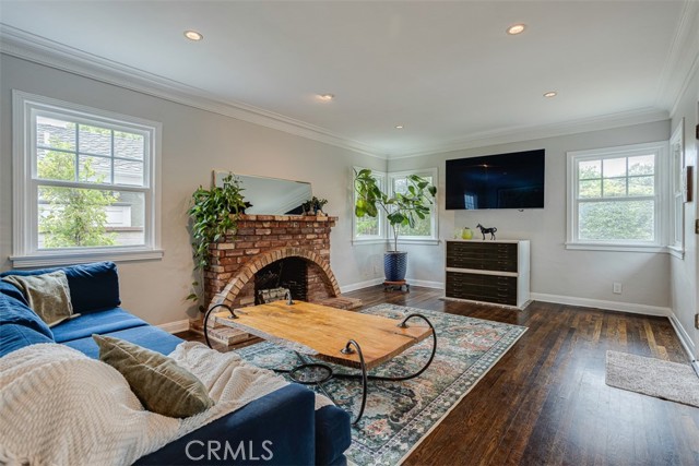 516 S Sparks S Street, Burbank CA: https://media.crmls.org/medias/13a38895-711b-49a5-998d-c420354b51ad.jpg