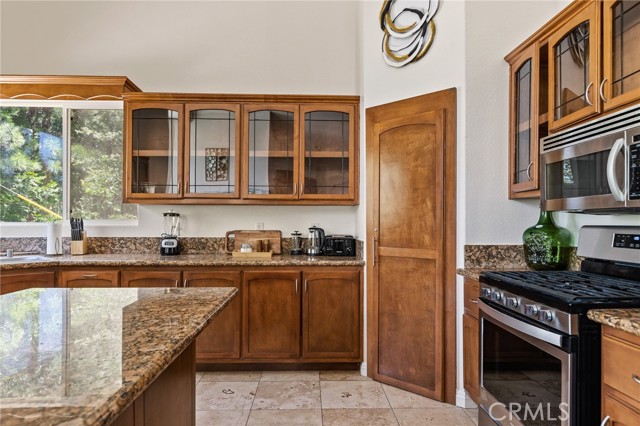 Detail Gallery Image 13 of 37 For 26648 Thunderbird Dr, Lake Arrowhead,  CA 92391 - 3 Beds | 3 Baths